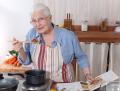 Oudere vrouw kookt2