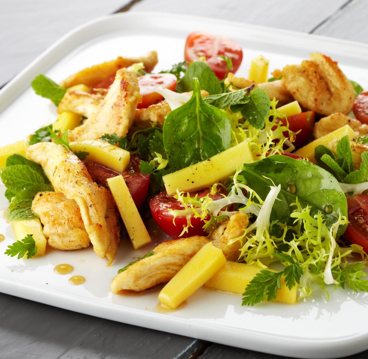 Zomers slaatje met kip, courgette, mango en tahindressing