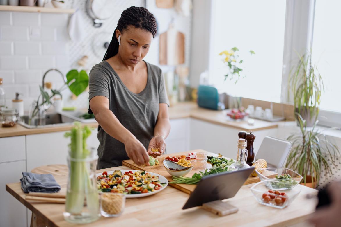 Vrouw kookt met verschillende ingredienten