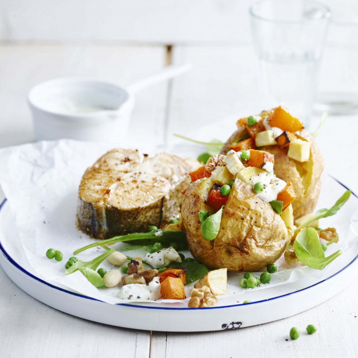 Gepofte aardappel met wintergroenten, erwten en vis