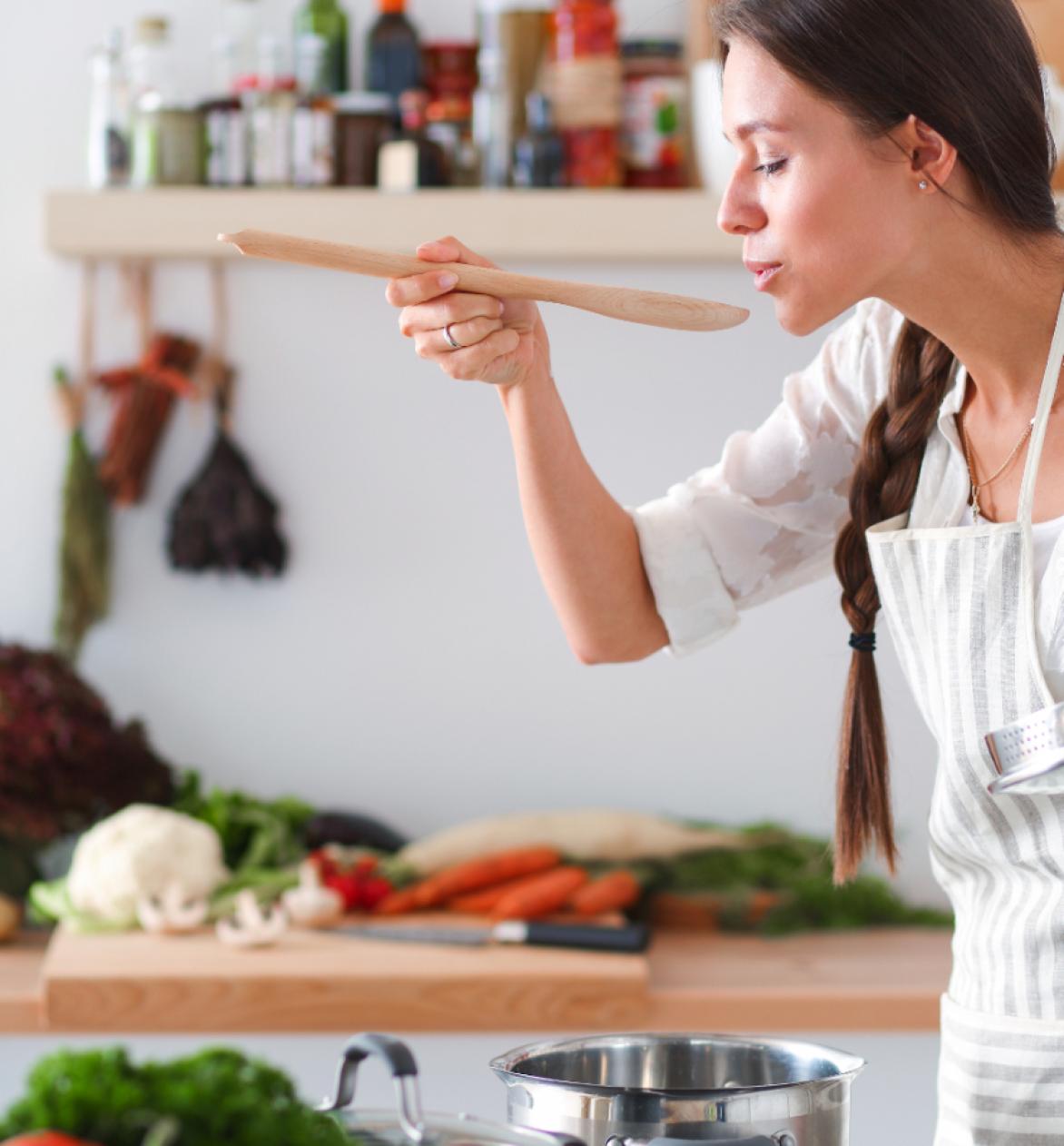 vrouw koken in de keuken vrouw koken in de keuken