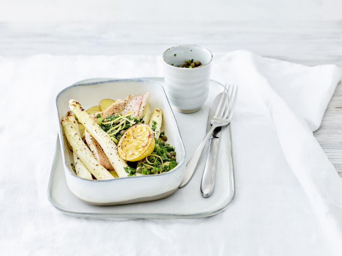 Lente-ovenschotel met asperges aardappelen en vis Lente-ovenschotel met asperges aardappelen en vis