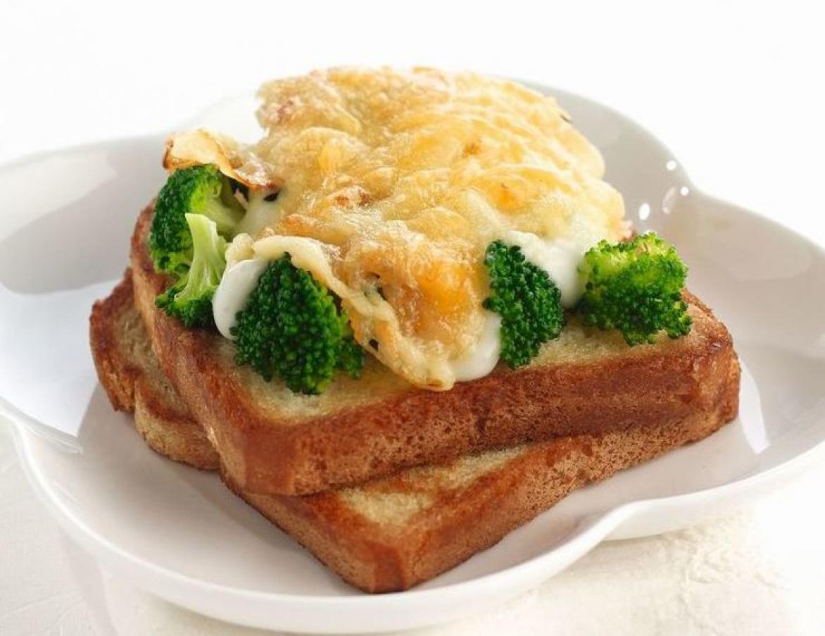 Toast met broccoli en kaas