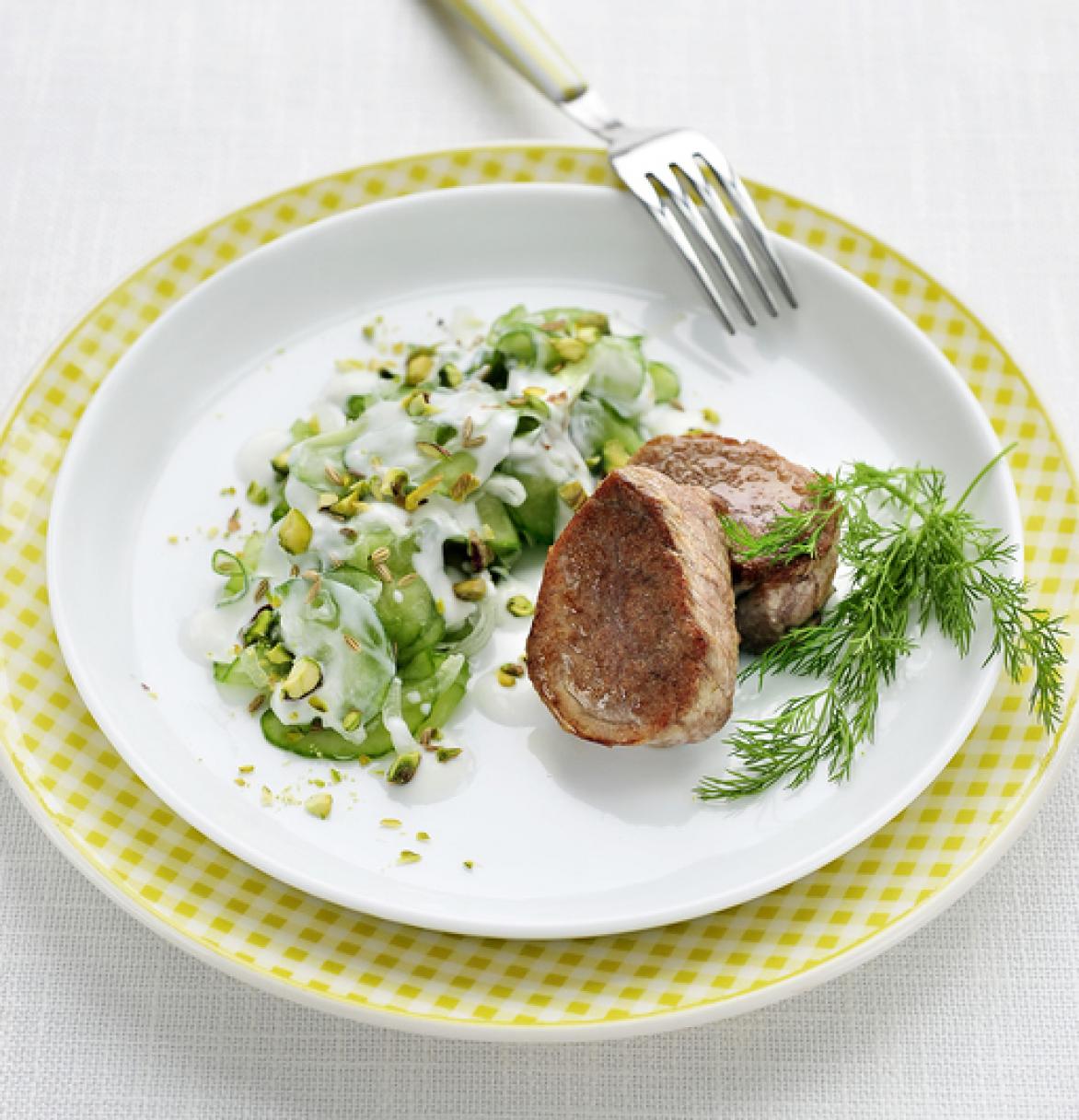 Varkensmignonette met frisse komkommersalade Varkensmignonette met frisse komkommersalade