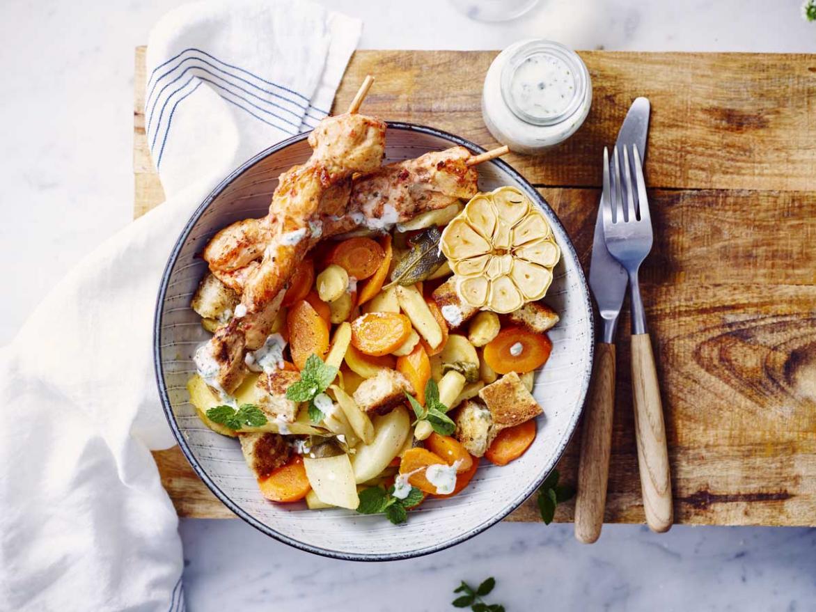 Vergeten groentesalade met yoghurt en kipsaté Vergeten groentesalade met yoghurt en kipsaté