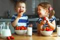 Kinderen - gezond tussendoortje aardbeien