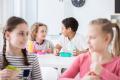 kinderen eten op lagere school