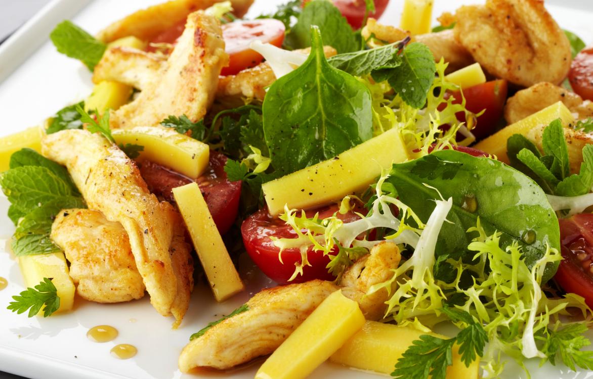 Zomers slaatje met kip, courgette, mango en tahindressing