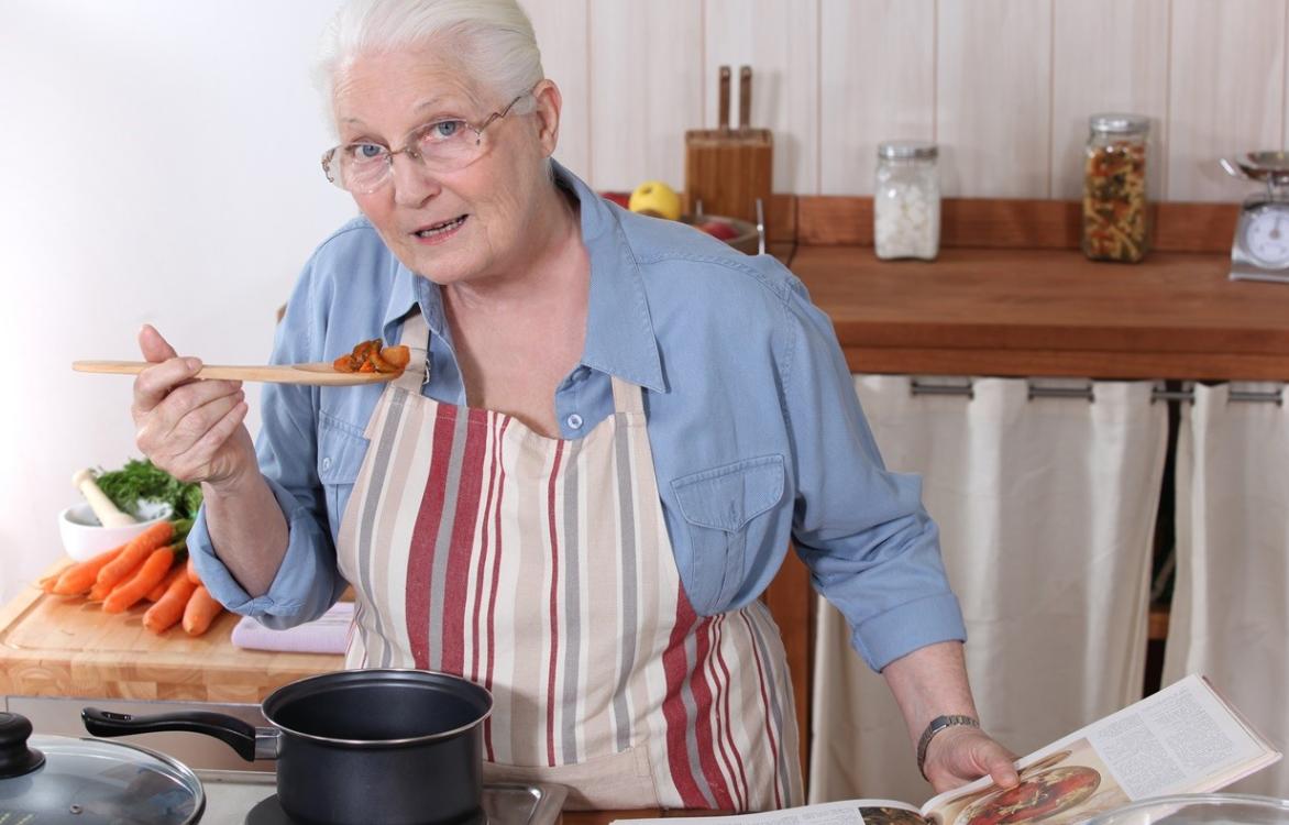 Oudere vrouw kookt2