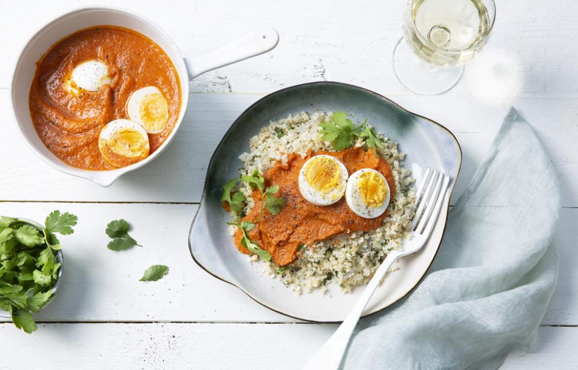 Bloemkoolkruimels met ei in een pittige tomatensaus