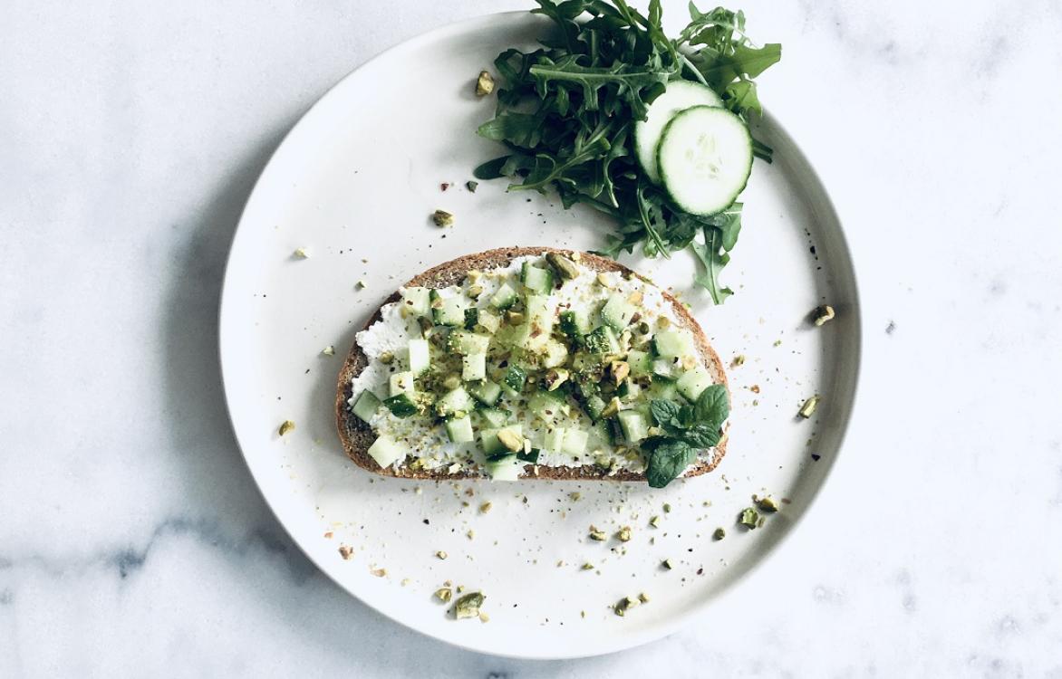 Boterham met ricotta en komkommer