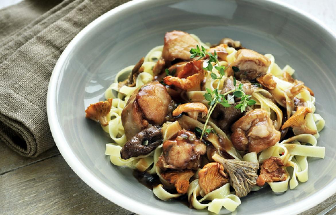 Gebraden konijnmedaillons met tagliatelle en bospaddenstoelen