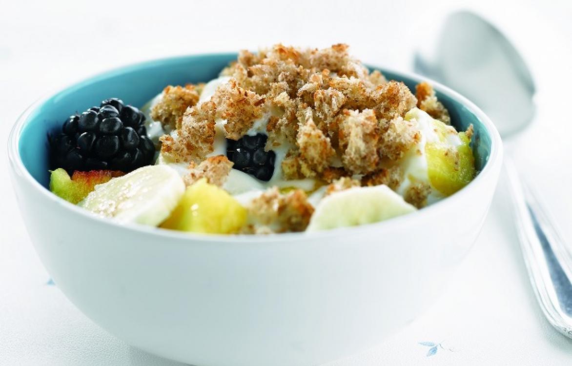 Geroosterde broodstukjes met yoghurt en fruit