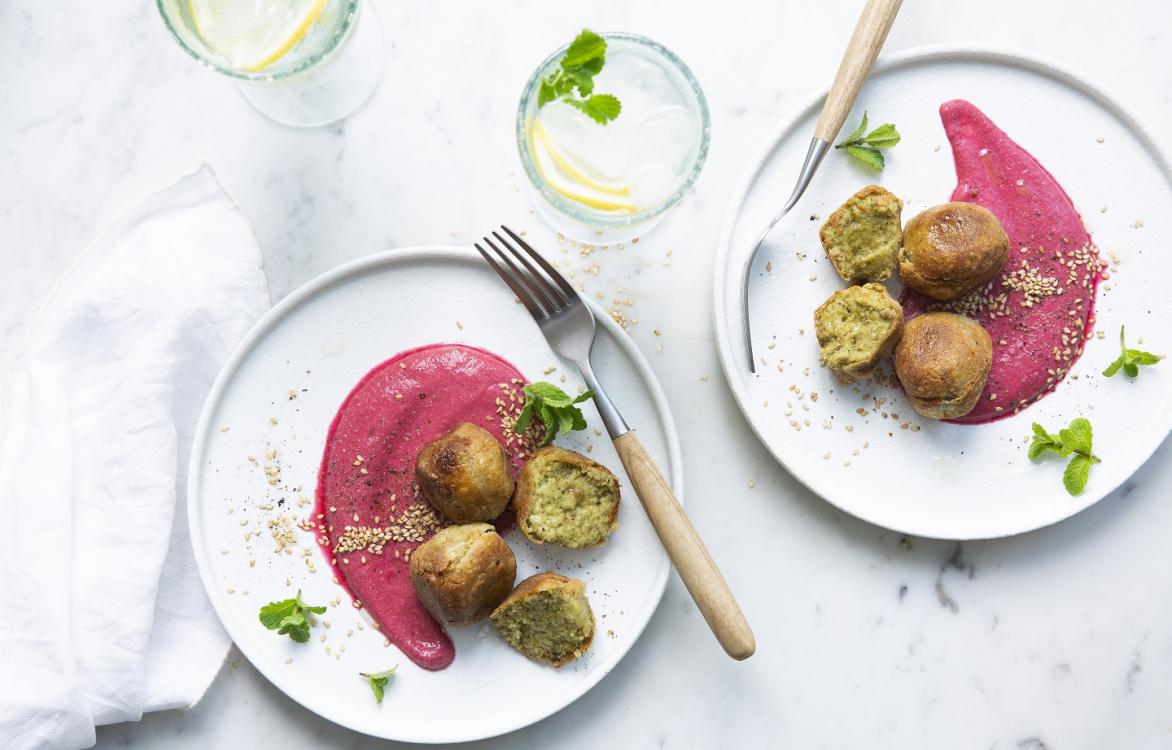 Bloemkoolballetjes met rodebietencrème