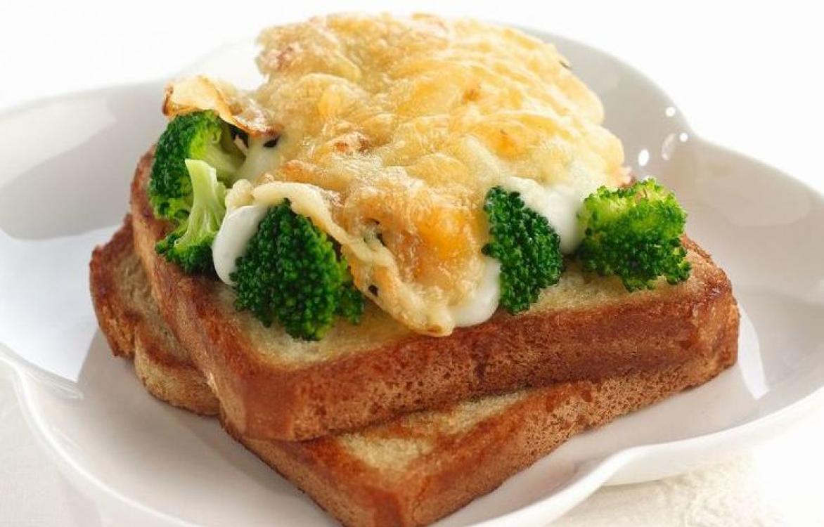 Toast met broccoli en kaas