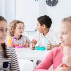 kinderen eten op lagere school